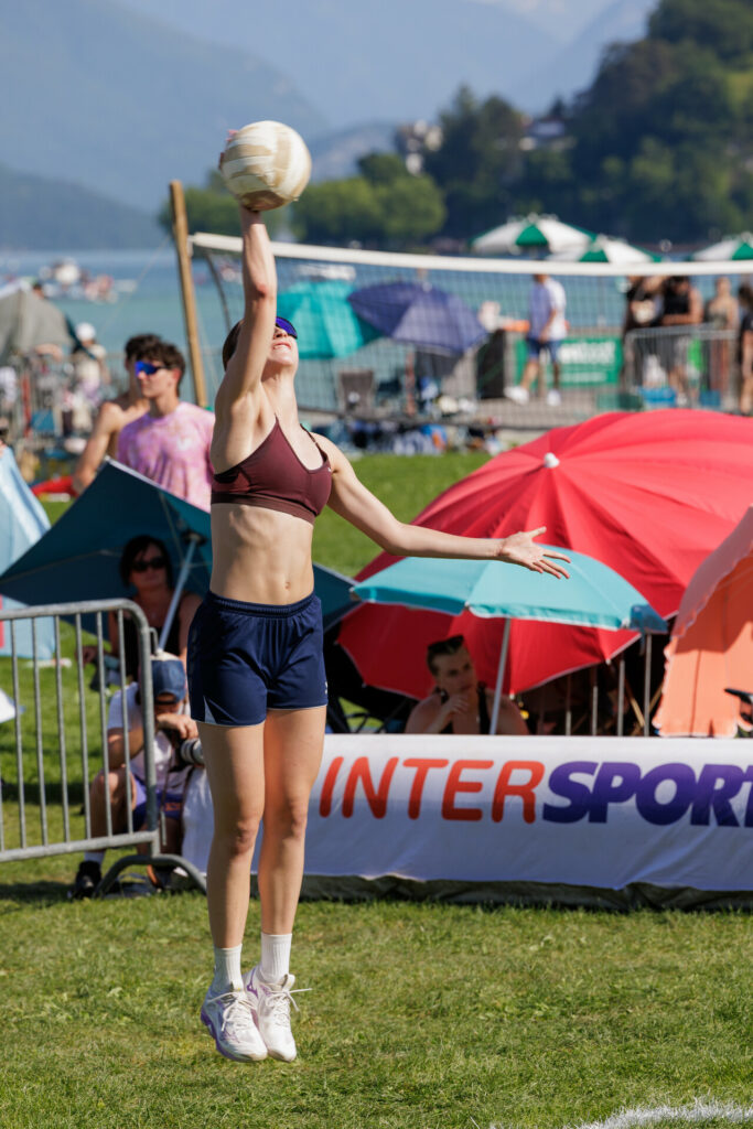 Joueuse au service au tournoi de volley de la Pentecôte à Annecy