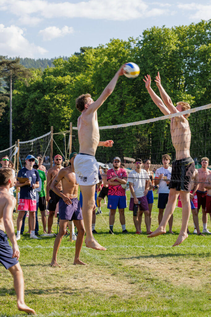 Joueurs en extension au filet au tournoi de la Pentecôte