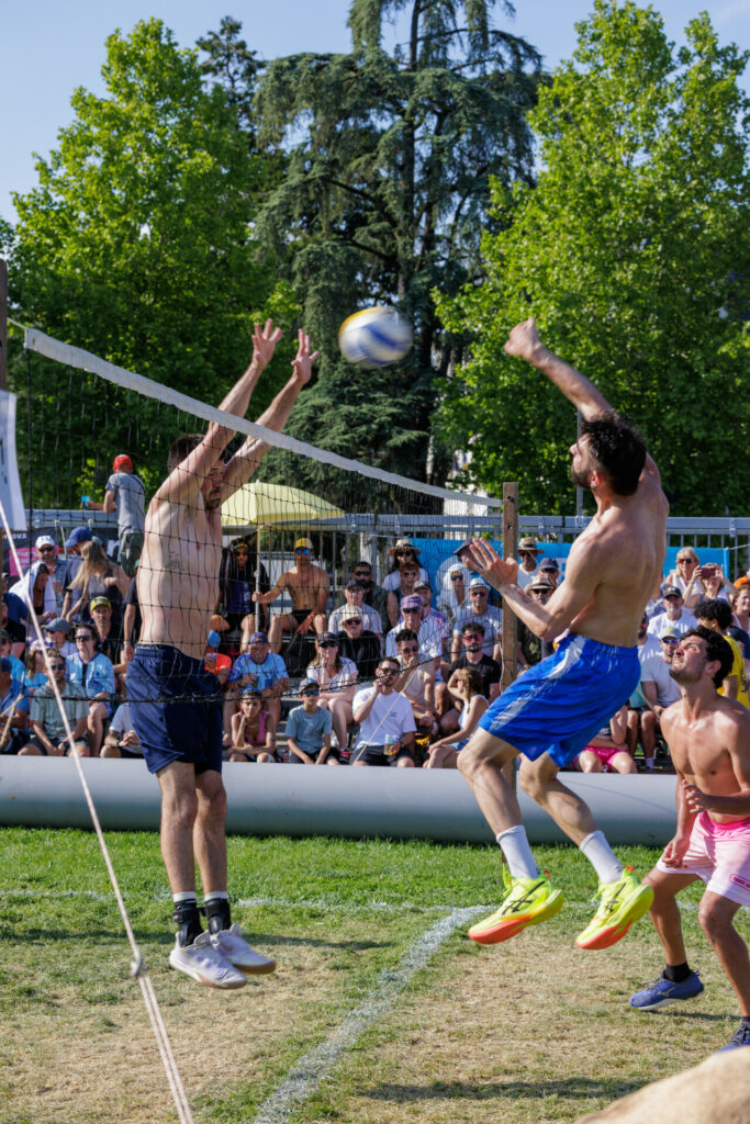 Smash et contre au tournoi de volley à Annecy
