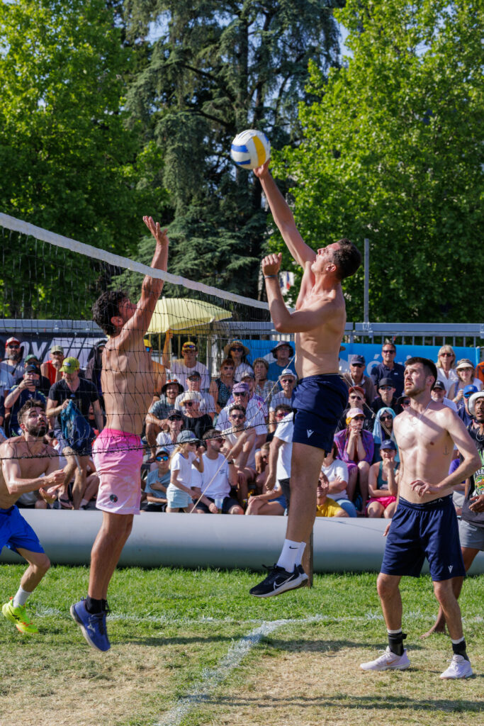 Joueurs au filet lors du tournoi de la Pentecôte
