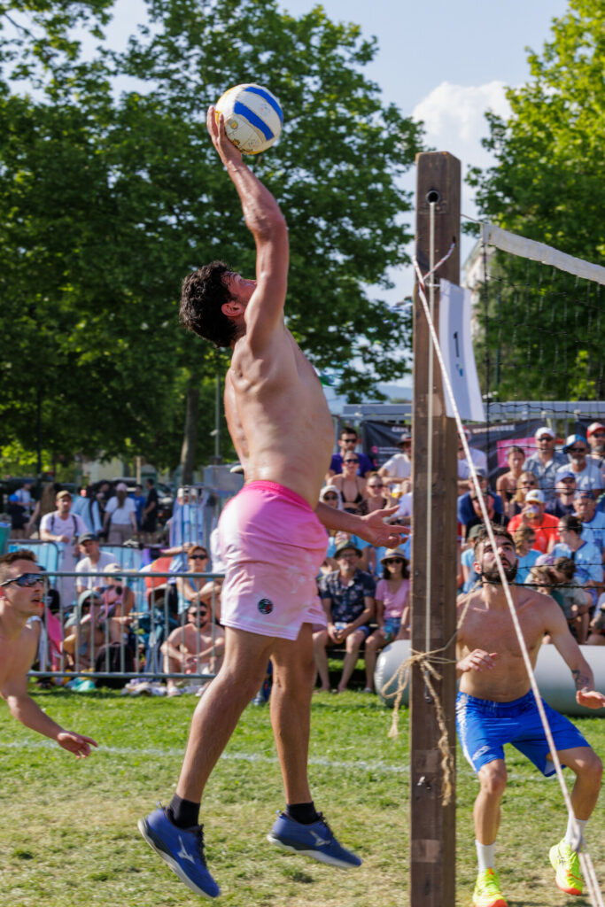 Joueur de volley en extension prêt à smasher à Annecy