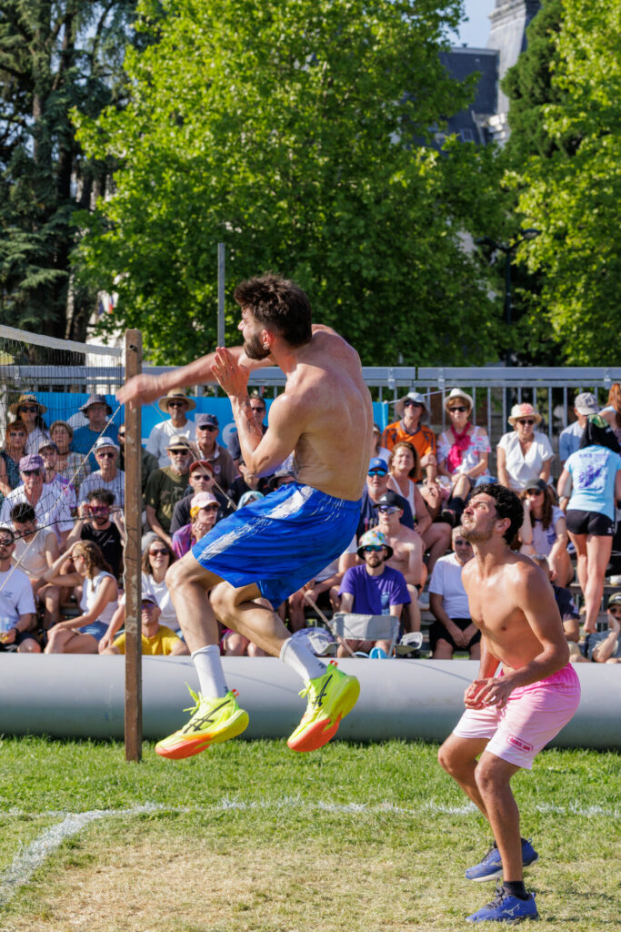 Joueur de volley en extension après une frappe à Annecy