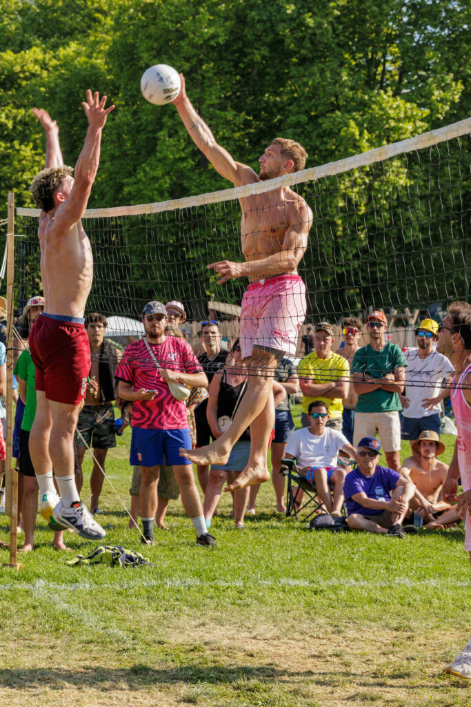 Smash et contre au tournoi de volley de la Pentecôte