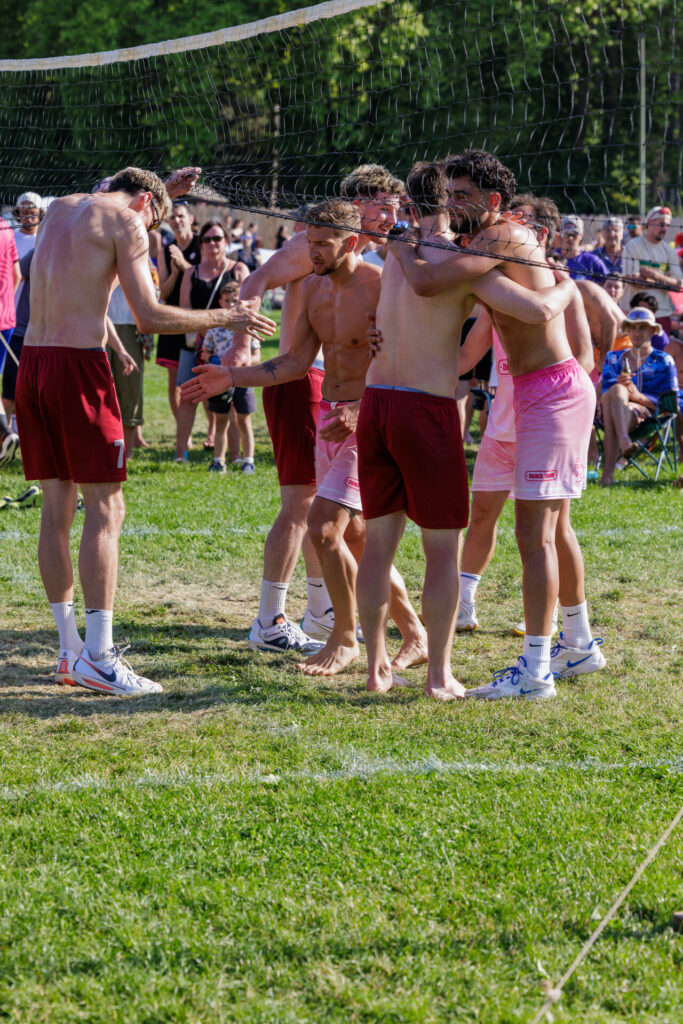 Congratulations entre 2 équipes au tournoi de volley à Annecy