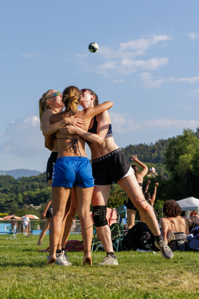 Congratulations de joueuses de volley à Annecy