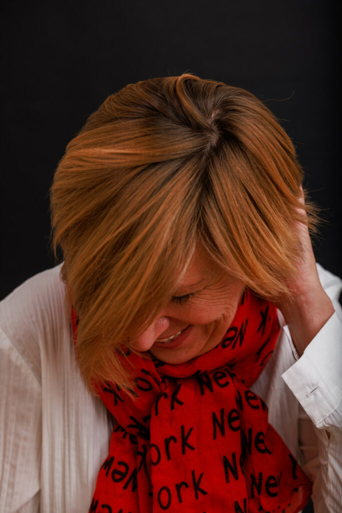 Portrait studio d'une femme souriante