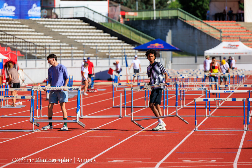 Rangement des haies par l'organisation d'Annecy Haute Savoie Athlétisme