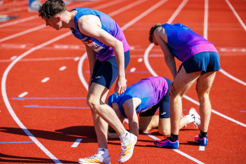 Les U20 écossais récupèrent à leur arrivée du 400m