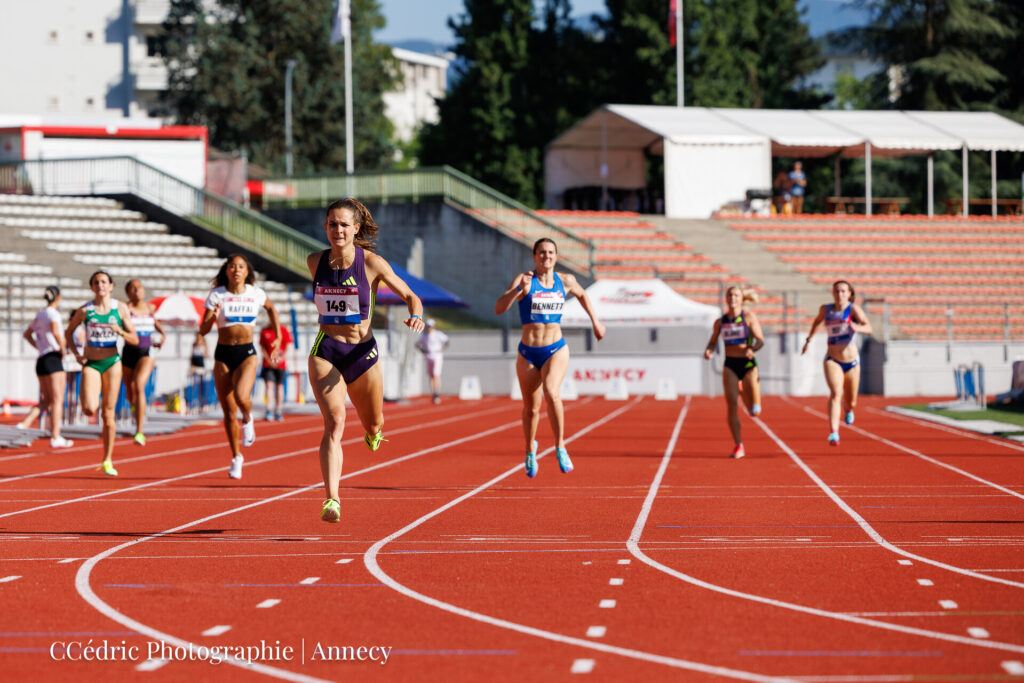 Schoemaker Liefde | Abelli Matilde | Raffai Estelle | Polinari Ana | Bennett Bec | Blake Jordyn | Kwik Evelyn lors de la finale du 200m au meeting d'Annecy