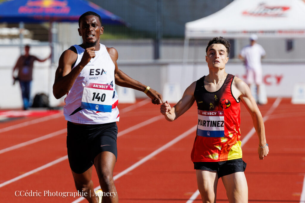 Prevot loic | Martinez Nel au coude à coude à l'arrivée du 400m lors du meeting EAP