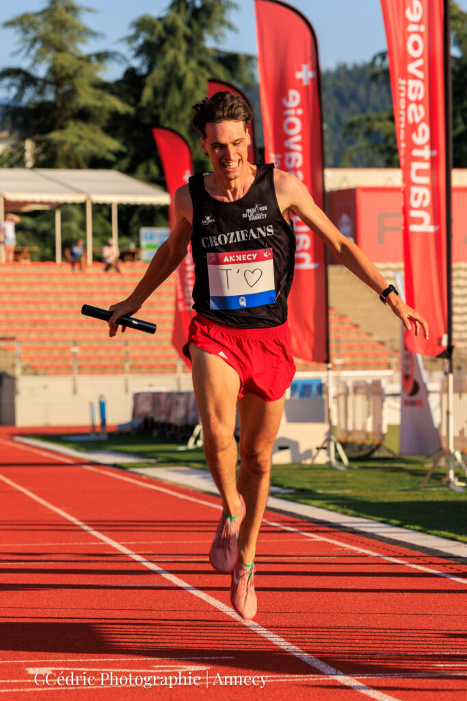 Arrivée souriante d'un coureur du 4x400m open au meeting d'athlétisme d'Annecy