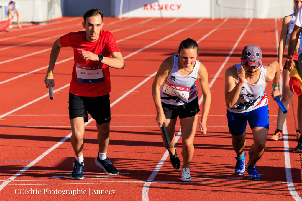Départ du 4x400m open au meeting d'athlétisme d'Annecy