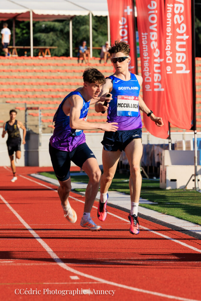 Passage de relais entre Campbell Aj et Mc Culloch Dylan au meeting d'athlétisme d'Annecy