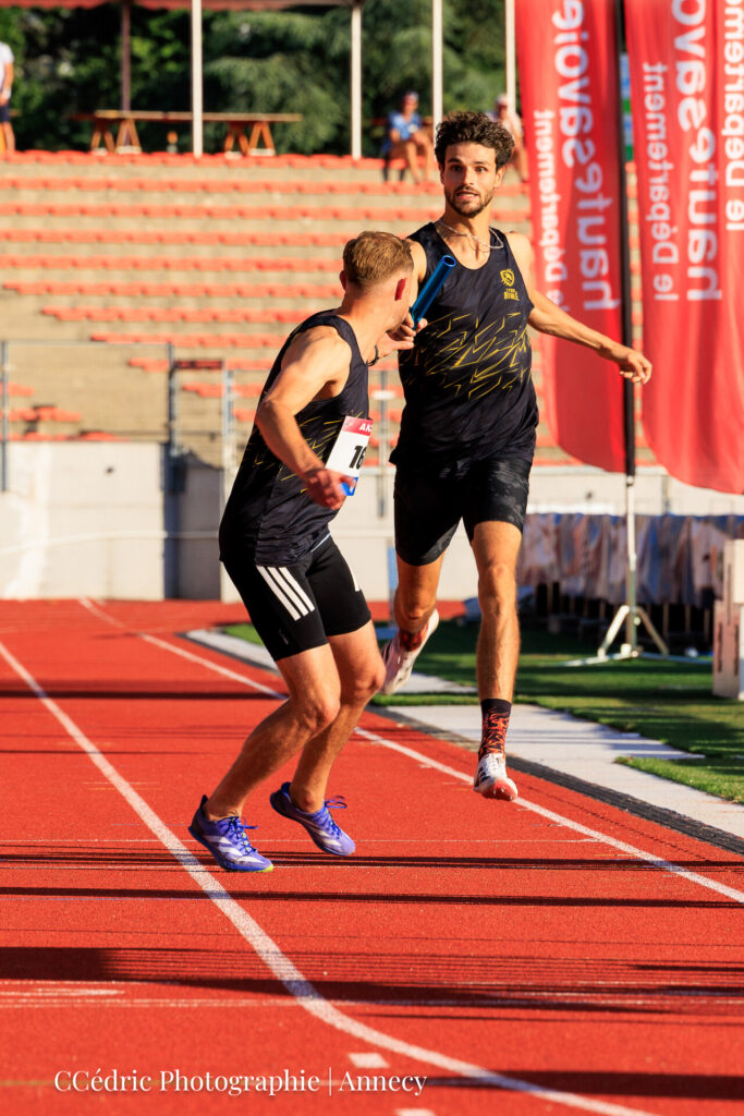 Passage de relais lors du 4x400m au meeting d'athlétisme d'Annecy