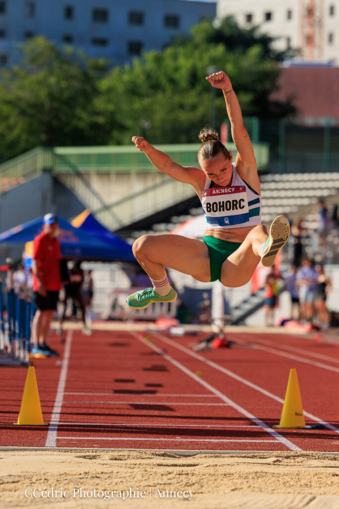 Bohorc Julie saute au meeting d'athlétisme d'Annecy