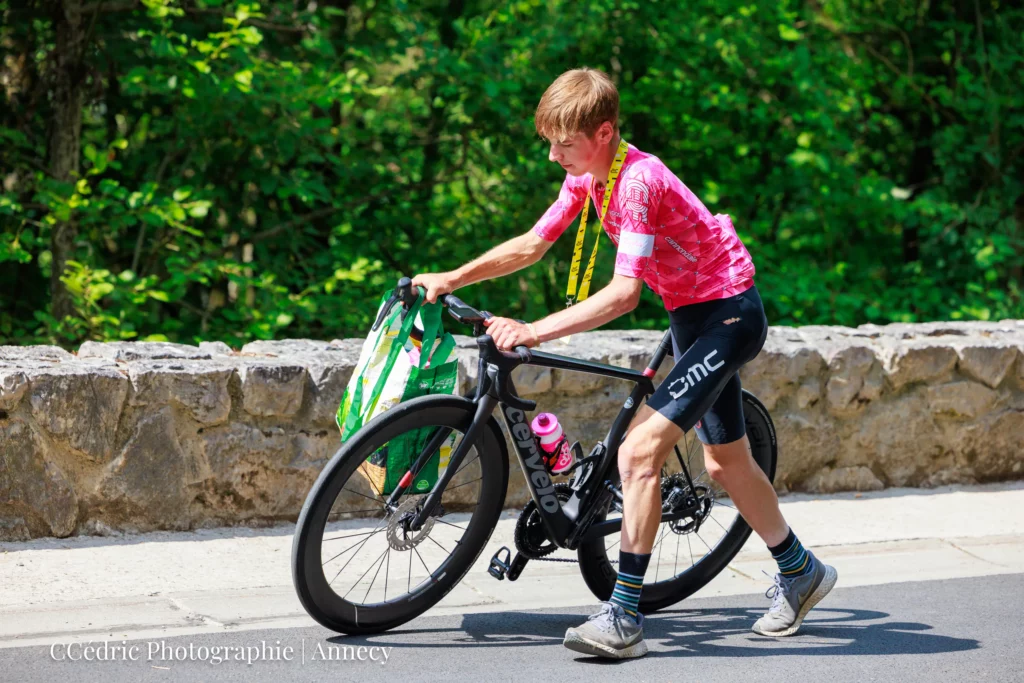Un jeune cycliste va assister au spectacle du Tour de France