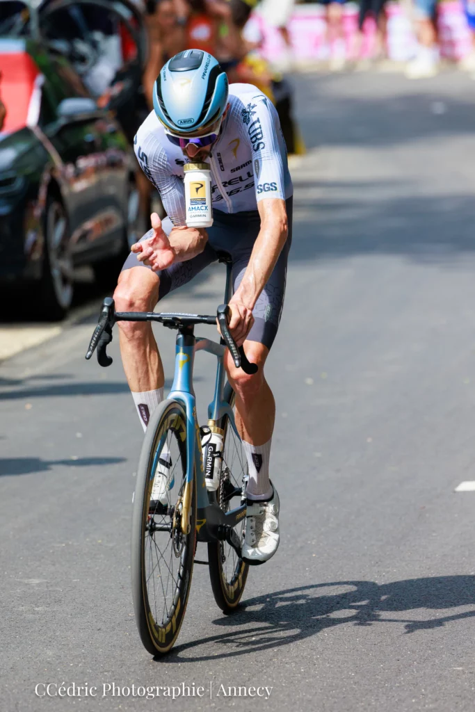 Cycliste se désaltérant lors de la montée du Salève 2026