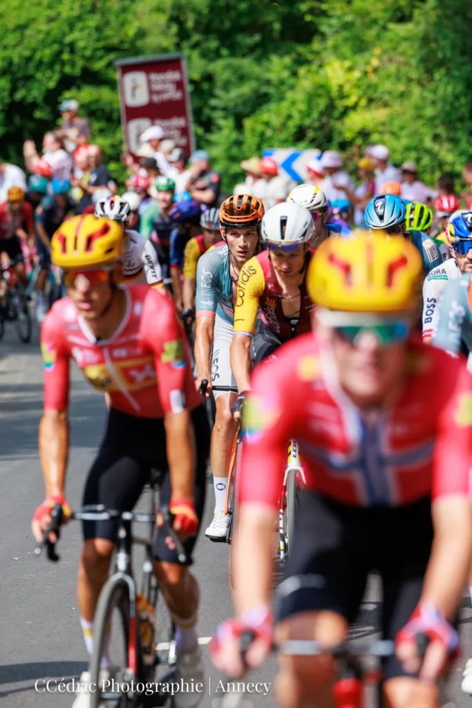 Groupe de cyclistes dans la montée du Salève 2026