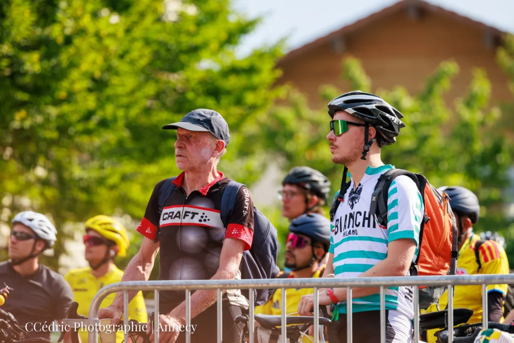 Des spectateurs attentifs à l'arrivée du Tour de France devant un écran géant dans la rue