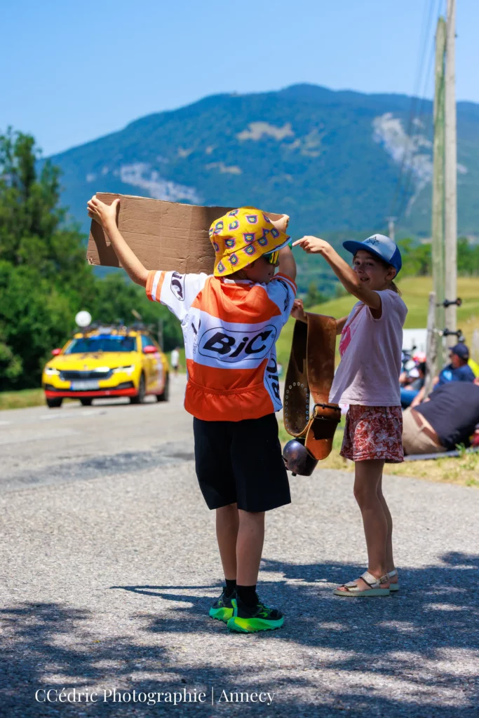 Des enfants qui encouragent les coureurs