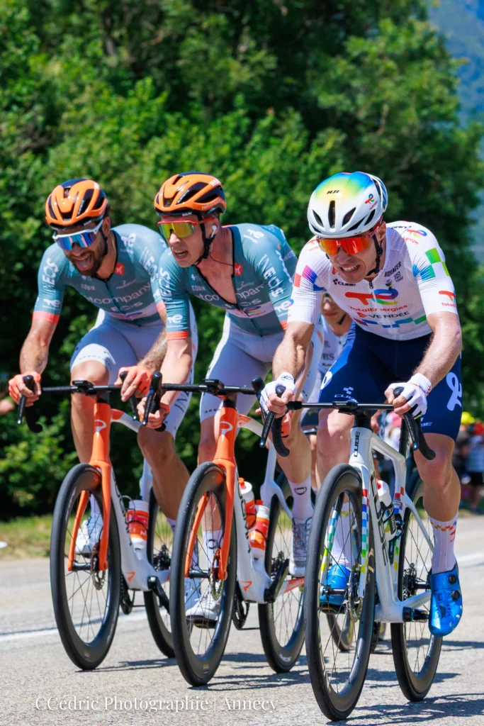 3 cyclistes grimaçants dans la côte de Rossillon sur le Tour de France 2026