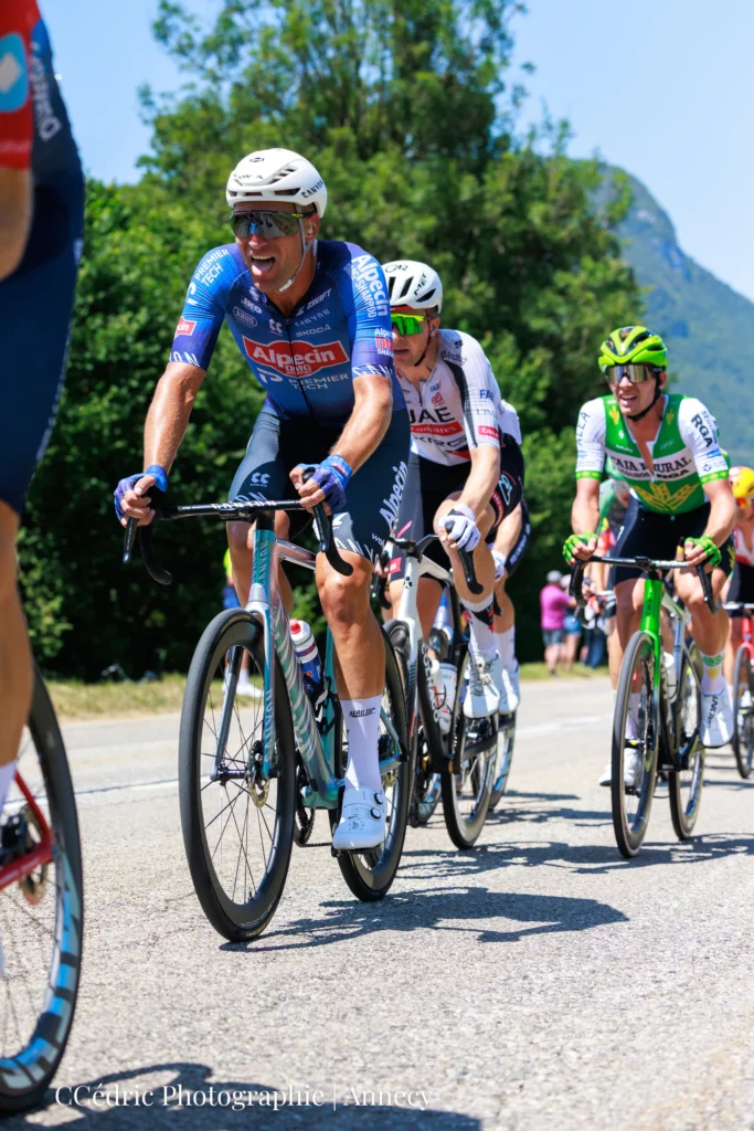 Cycliste en souffrance dans la côte de Rossillon étape 17 du Tour 2026