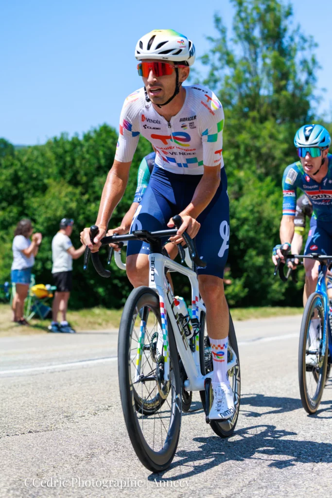 Un coureur de l'équipe TotalEnergies sur le Tour 2026