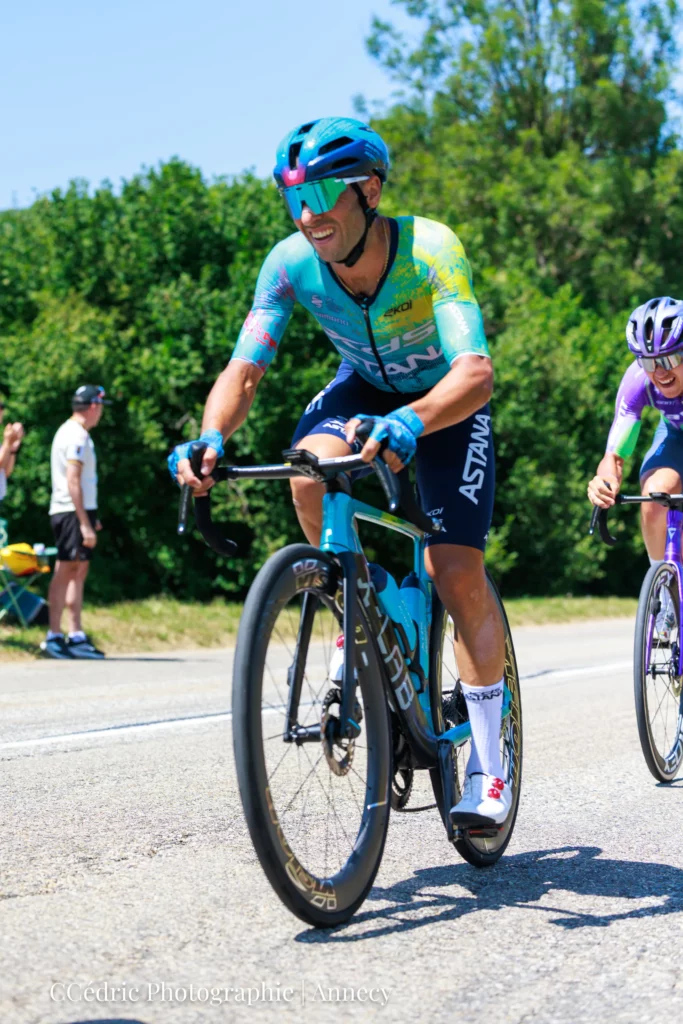 Cycliste d'Astana lors du Tour 2026