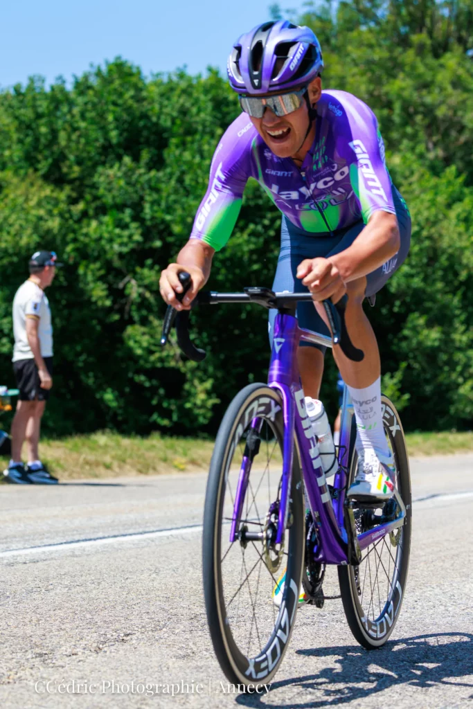 Coureur en souffrance dans la côte de Rossillon lors du Tour 2026
