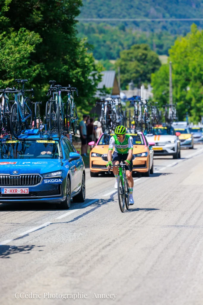 Joel Nicolau et la file de voitures du Tour de France