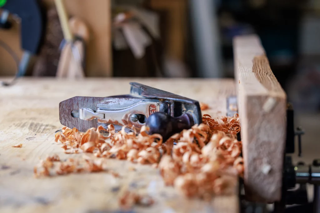 Un rabot à main dans un atelier de menuiserie
