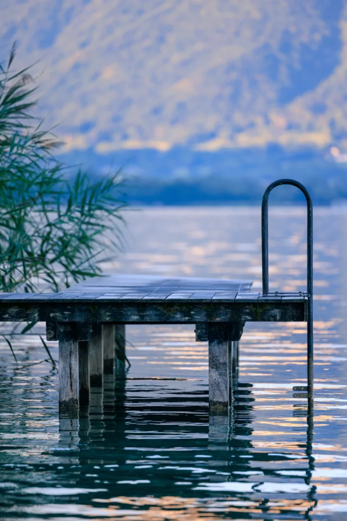 Ponton le matin au bord du lac d'Annecy
