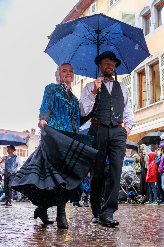 Danseurs traditionnels souriants sous la pluie