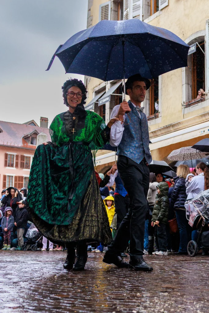 Danseurs traditionnels sous la pluie lors du défilé du Retour des Alpages à Annecy