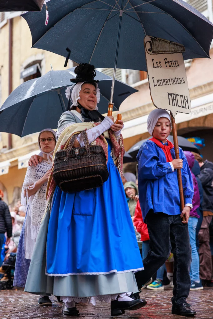 Les petits Lamartiniens de Macon lors du défilé du Retour des Alpages à Annecy