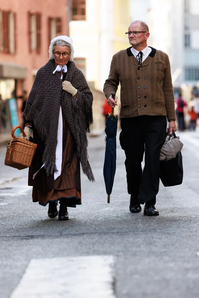 Couple en costume traditionnel qui rentre après le défilé du Retour des Alpages à Annecy