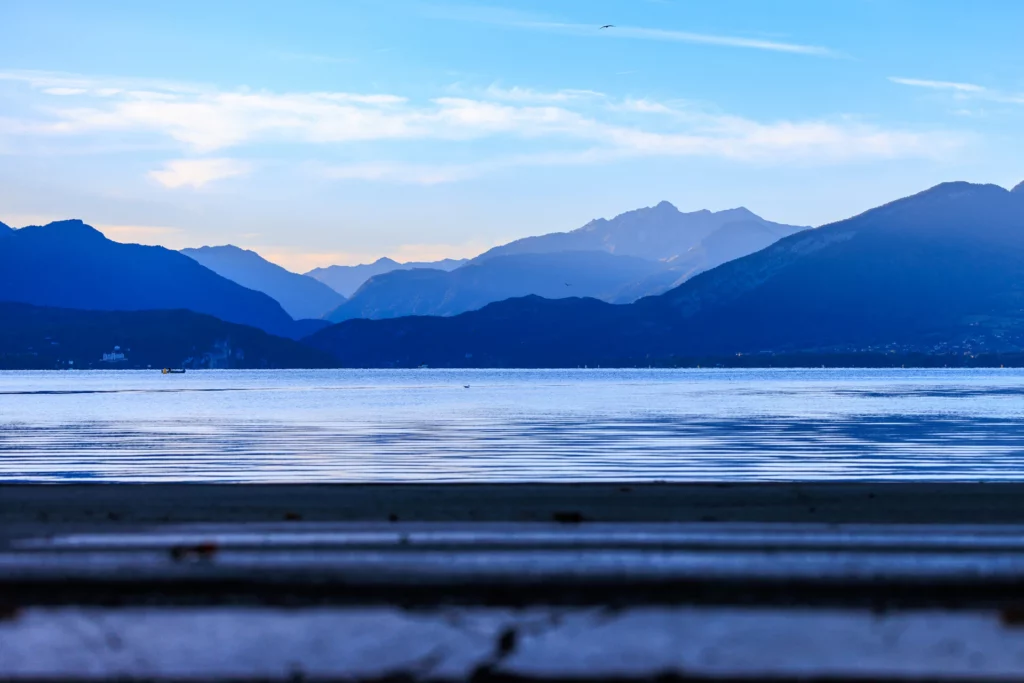 Vue sur les montagnes au bout du lac d'Annecy tôt le matin