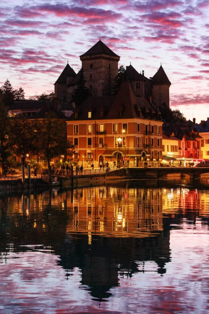 Coucher de soleil sur le château d'Annecy qui se reflète dans le canal