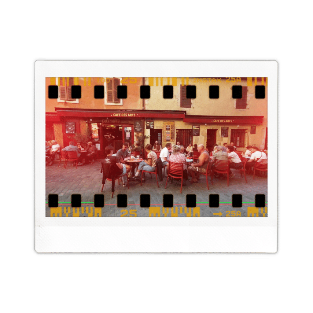 Terrasse du Café des Arts à Annecy avec un effet créé par l'Instax Wide Evo