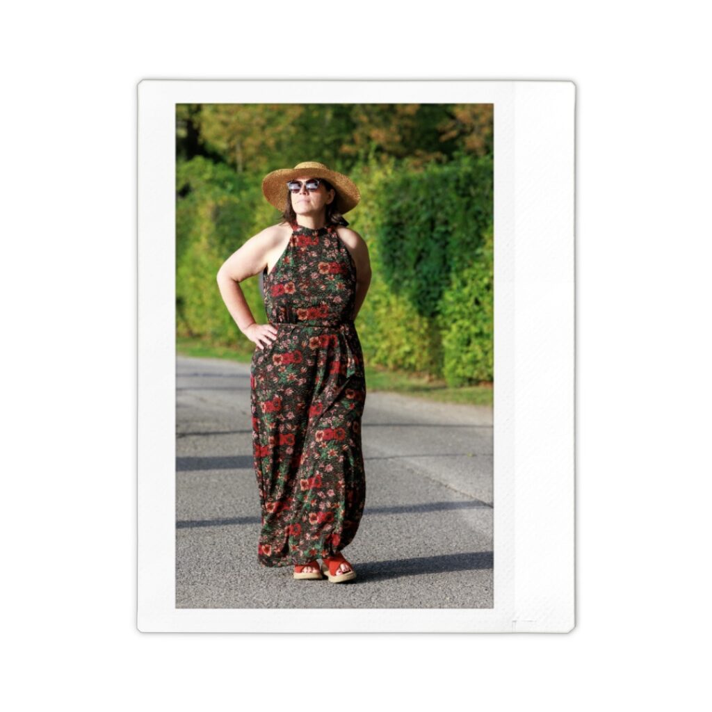 Femme avec une robe à fleurs se promenant